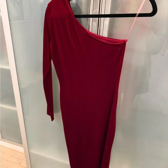 Elegant One-Shoulder Red Dress - Picture 2 of 3